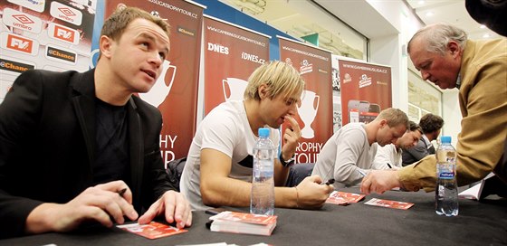 AUTOGRAMIÁDA. U píleitosti Trophy Tour uspoádala fotbalová Slavia...