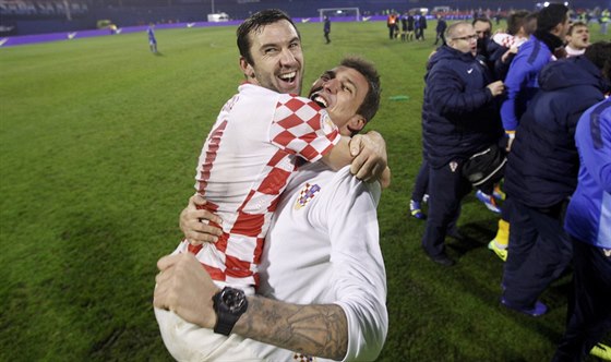ROZJÁSANÉ OPORY. Chorvattí fotbalisté Darijo Srna (vlevo) a Mario Mandzuki si...