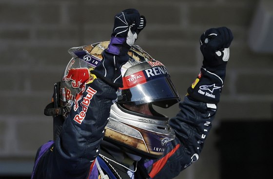 RUCE NAHOE. Sebastian Vettel slaví triumf ve Velké cen USA. 