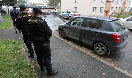 Auto dívky, kterou útoník v Plzni-Lobzích polil kyselinou.