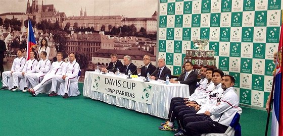 etí (vlevo) a srbtí tenisté pi losu finále Davisova poháru v Blehrad.