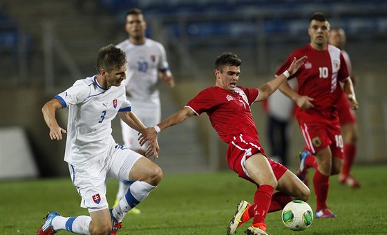 Gibraltarský fotbalista Jeremy Lopez (vpravo) se snaí zpracovat mí ped...