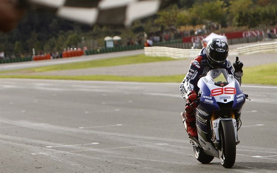 Jorge Lorenzo v cíli Velké ceny Valencie.