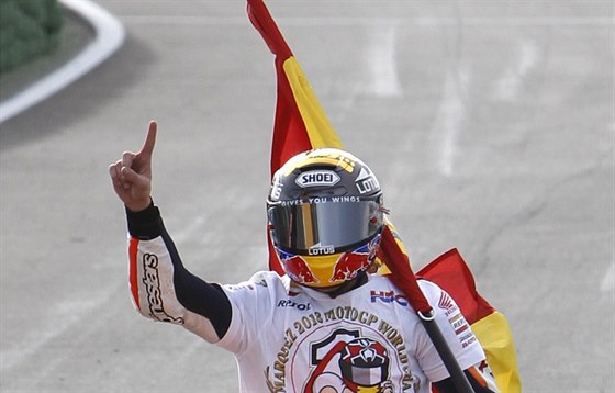 Marc Márquez se raduje z titulu mistra svta v MotoGP.