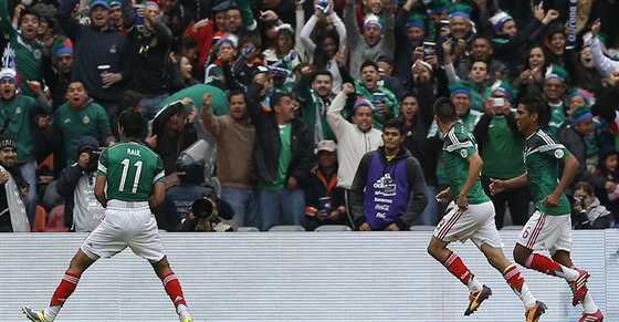 Raúl Jimenez (vlevo) z Mexika slaví gól v duelu s Novým Zélandem.