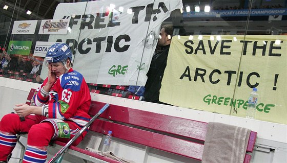 Aktivisté Greenpeace pi zápase Kontinentální hokejové ligy mezi celky Lev...