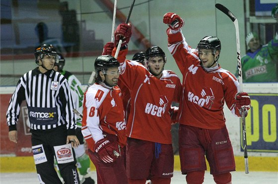 Hokejisté Olomouce slaví vstelenou branku. 