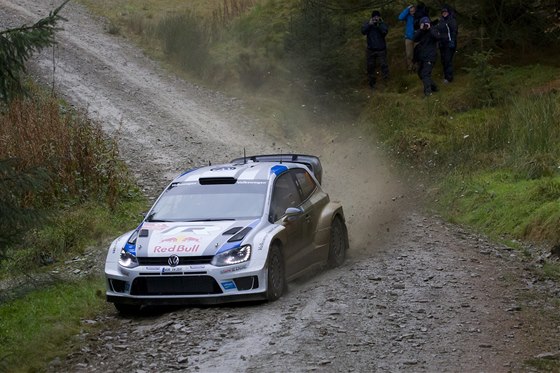 Sébastian Ogier vyhrál první etapu Britské rallye. 