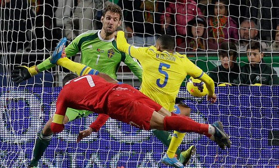 JEDINÝ GÓL ZÁPASU. Portugalský kapitán Cristiano Ronaldo pedskakuje véda