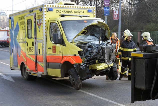 Nehoda tramvaje a sanitky