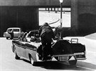 22. listopadu 1963, Dallas. Jacqueline Kennedyov se vrh k tlu svho manela,...