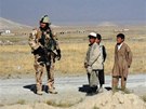 et vojci na patrole v okol zkladny Bagrm v Afghnistnu