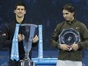 AMPION A PORAEN. Finle Turnaje mistr ovldl Novak Djokovi (vlevo). Rafael...