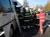 Srka osobnho auta a autobusu v esk Lp, idi auta zemel (12. listopadu