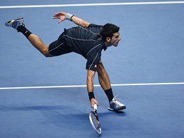 BOJ GIGANT. Novak Djokovi ve finle Turnaje mistr proti Rafaelu Nadalovi.