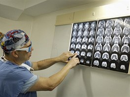 Venezuelský plastický chirurg si ped operací prohlíí rentgenové snímky...