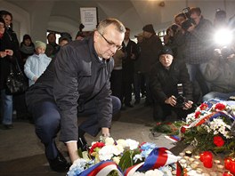 Miroslav Kalousek klade kvtiny na Národní tíd (17. listopad 2013).