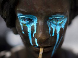 MODRÝ PLÁ. Modré slzy roní zneuctná socha ve panlském Madridu. Poíhali si...