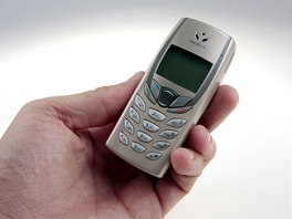 V mítku v dlani vynikne, jak byla Nokia 6510 malinká. Dnení smartphony jsou...