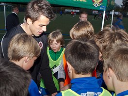 PODPISY. Sparansk fotbalista Roman Polom se podepisuje malm hrm Podol.