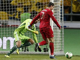 PED TETÍM GÓLEM. Portugalský fotbalista Cristiano Ronaldo se v odvet baráe...