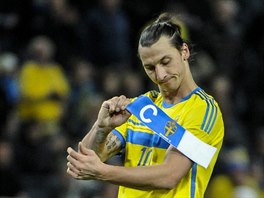 PÁSKA U JE NA NIC. Zlatan Ibrahimovic si po zápase stahuje kapitánskou pásku,...