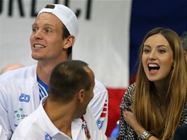 JEDÉÉM. Tomá Berdych a jeho pítelkyn Ester Sátorová spokojen sledují Radka...