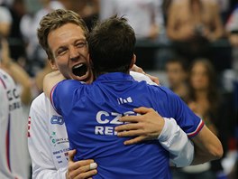 CHVILKA EXTÁZE. Tomá Berdych a Radek tpánek se radují z triumfu v Davis...