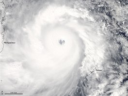 Tajfun Haiyan na snímku z druice, který poskytla NASA.