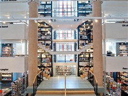 Architekti svou ohleduplnou promnou katedrály v knihkupectví vzdali hold...