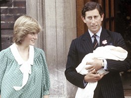 Princ Charles, jeho manelka Diana a prvorozený syn William opoutjí porodnici...