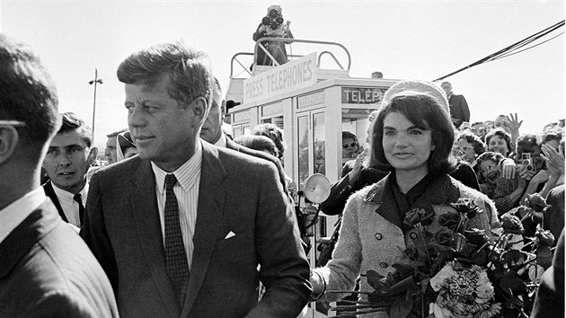 John Fitzgerald Kennedy se svoj enou Jacqueline po pistn na letiti v Dallasu (22. listopadu 1963)
