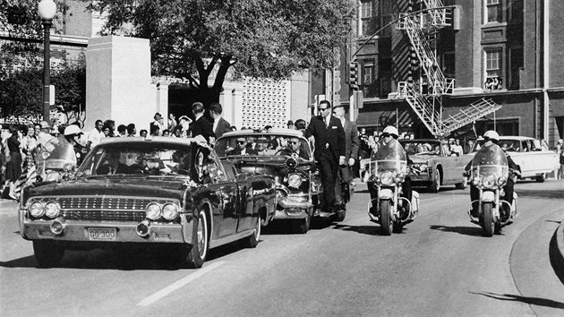 Tsn ped atenttem. Kennedyho kolona projd ulicemi Dallasu.