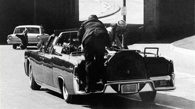 22. listopadu 1963, Dallas. Jacqueline Kennedyov se vrh k tlu svho manela, len prezidentsk ochranky Clint Hill se j pokou usadit zpt na sedaku. Myslel jsem, e vypadne z auta," vzpomnal po letech Hill.