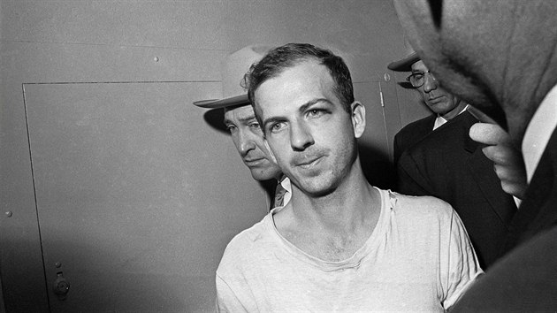 Lee Harvey Oswald m k vslechu. dajn atenttnk se k vrad JFK nikdy nepiznal. (23. listopadu 1963)