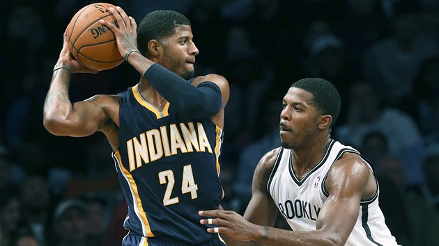 Na chybu Paula Georgea (s mem) z Indiany h Joe Johnson z Brooklynu.