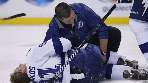 Smutný obrázek. Zranná hvzda Tampy Steven Stamkos v péi lékae.