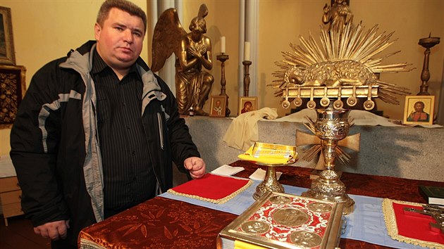 Svat evangelium knz Miroslav Vachata vypjil pro teplick chrm z Berouna, bohosluebn ndoby nechal narychlo pivzt z ecka.