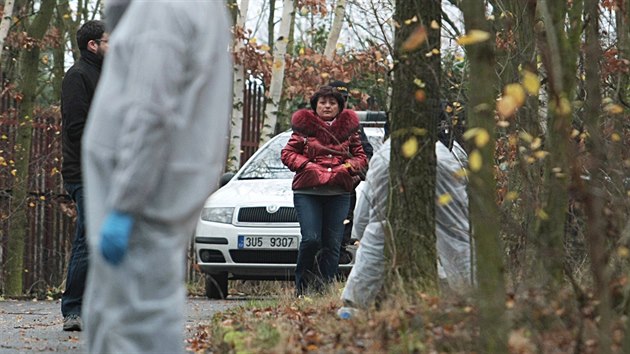 Nmstkyn hejtmana Jana Vahov s policisty u svho domu, kde nkdo zastelil v pondl veer jejho partnera Romana Housku.