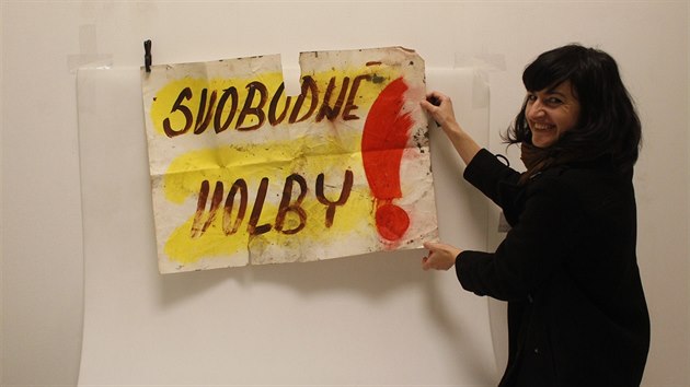 Fotografka Nrodnho muzea instaluje k digitalizaci originln plakt z listopadu 1989