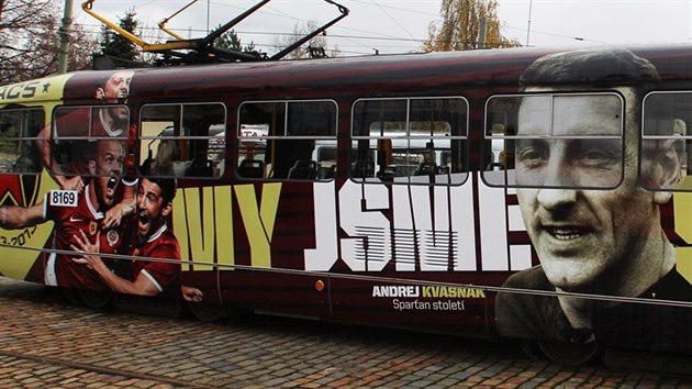 SPARAN STOLET. Na boku tramvaje je vyobrazen i Andrej Kvak, legendrn tonk a dritel ocenn pro sparana stolet.