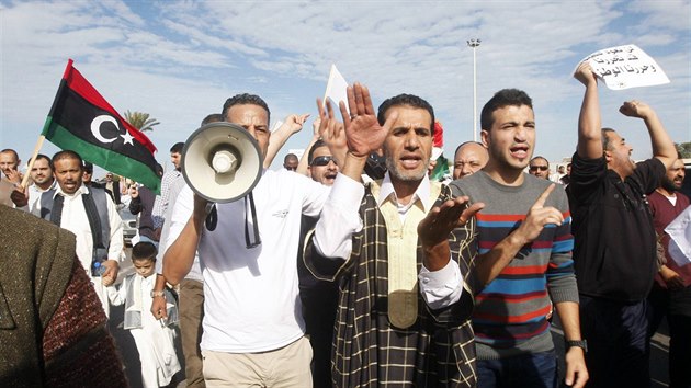 Pi stetu milice s demonstranty v Tripolisu zemelo 27 lid (15. listopadu)