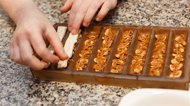 Na karamel pat v originln tyince Snickers aradov nugt, my pouijeme nachystan tureck med s oky
