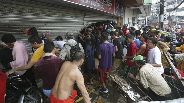Ve dvousettiscovm filipnskm mst Tacloban, kter niiv zashl tajfun, zaali lid rabovat v obchodech. Chyb jim pitn voda i zkladn potraviny (10. listopadu 2013).
