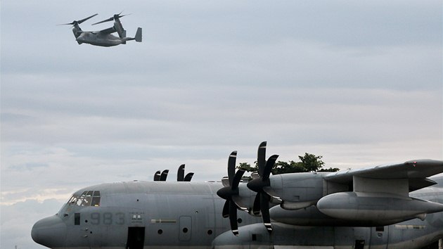 Na pomoc Filipncm po niivm tajfunu vyslaly USA konvertoplny VM-22 Osprey a transportn stroje Hercules