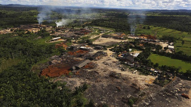 Pily na okrajch vykcench oblast v Amazonii. (20. dubna 2013)