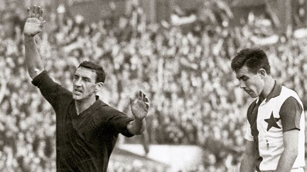Sparanský fotbalista Andrej Kvanák (vlevo) se raduje z gólu v derby proti