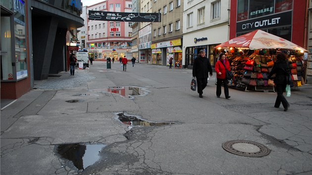 Stavem ulice 28. jna u Masarykova nmst se Ostrava pynit rozhodn neme. (11. listopadu 2013)