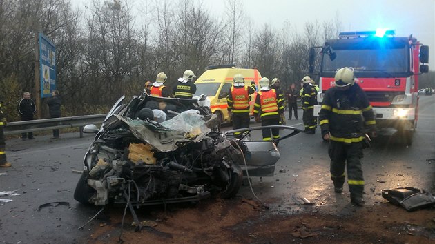 Z peugeotu tak toho mnoho nezbylo, ale mlad idi vyvzl se stedn tkm porannm nohou. (13. listopadu 2013)