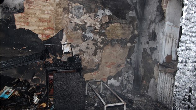 Plameny dva pokoje domku v valnu na Krnovsku zcela zniily. Jedna obyvatelka domu por nepeila, druh utrpla tk popleniny.